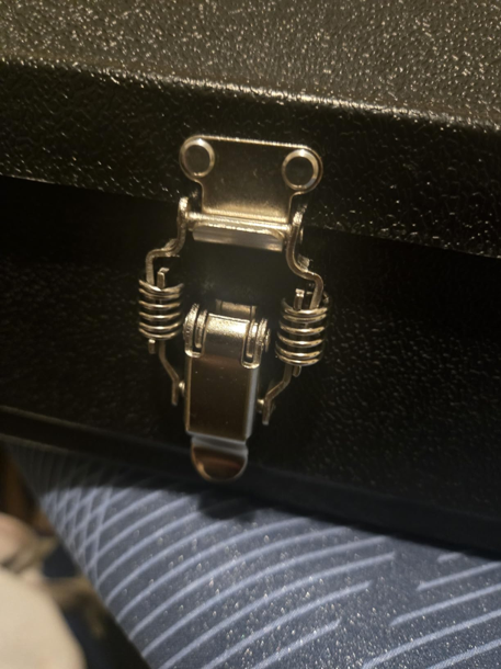 Close-up of the Mavericrest's spring-loaded latch