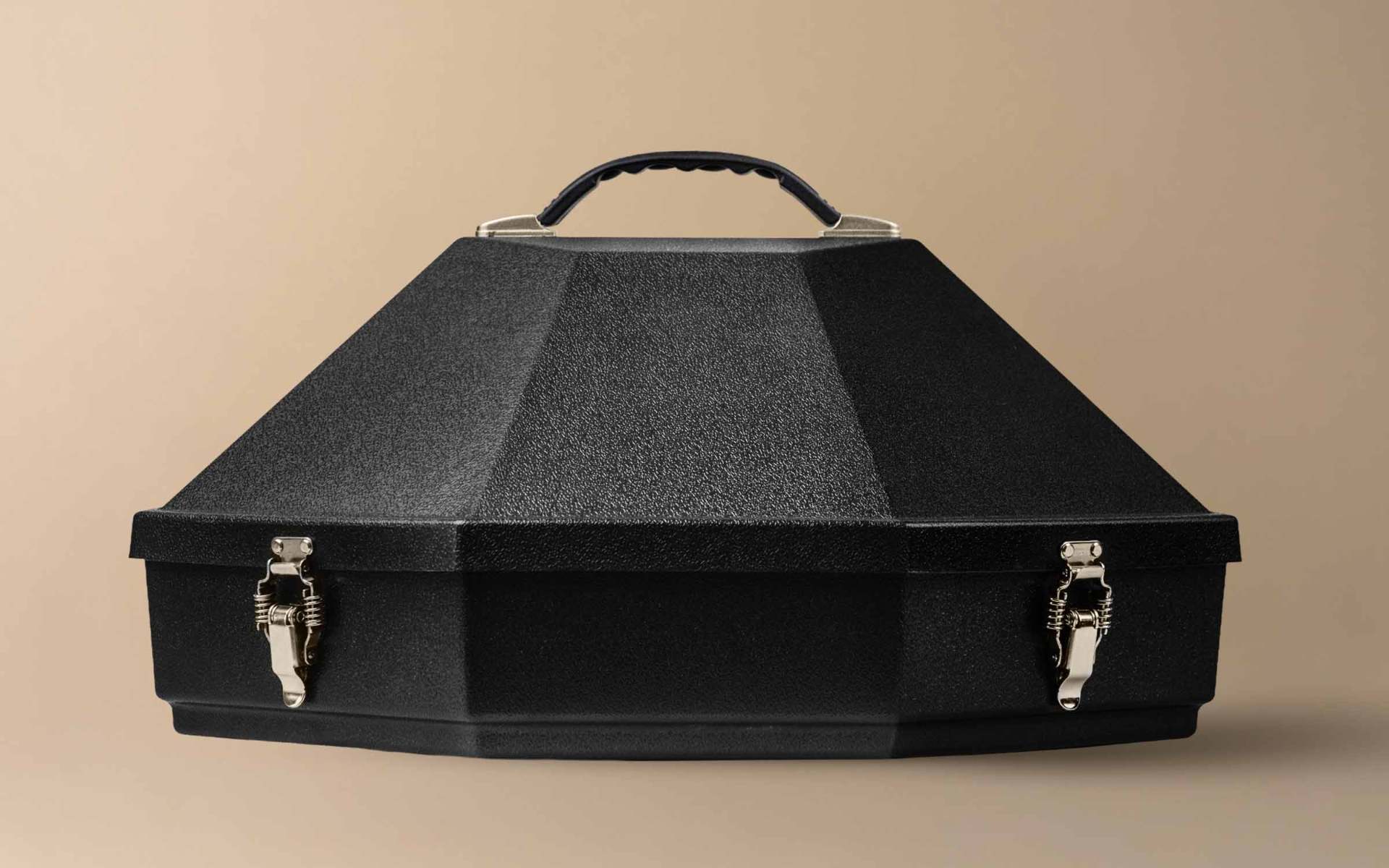 The Mavericrest hard-shell hat carrier in black